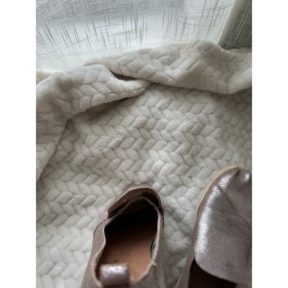 Tom’s metallic pink suede shoes size 8.5 medium - Picture 4 of 10